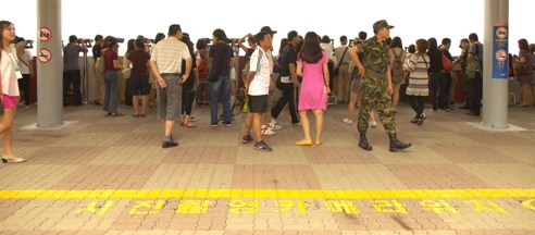 北朝鮮領土を臨むトラ山展望台。黄色い線を超えての撮影は厳禁