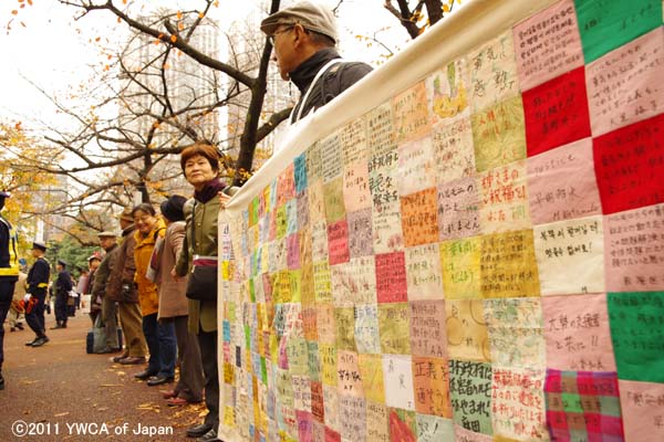 早い時間から多くの団体・個人が、メッセージを携えて駆けつけました