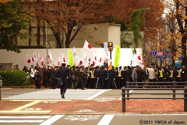 道の反対側では右翼団体のデモも