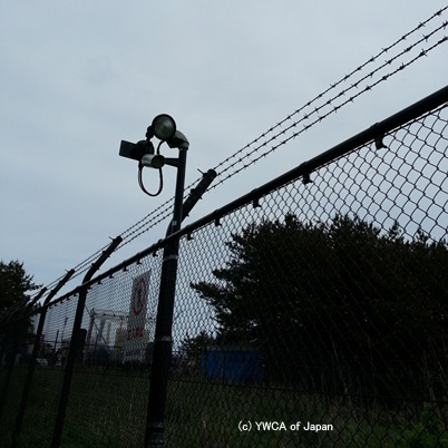 柵の向こうは大間原発敷地・カメラとライトがこちら側を向いている