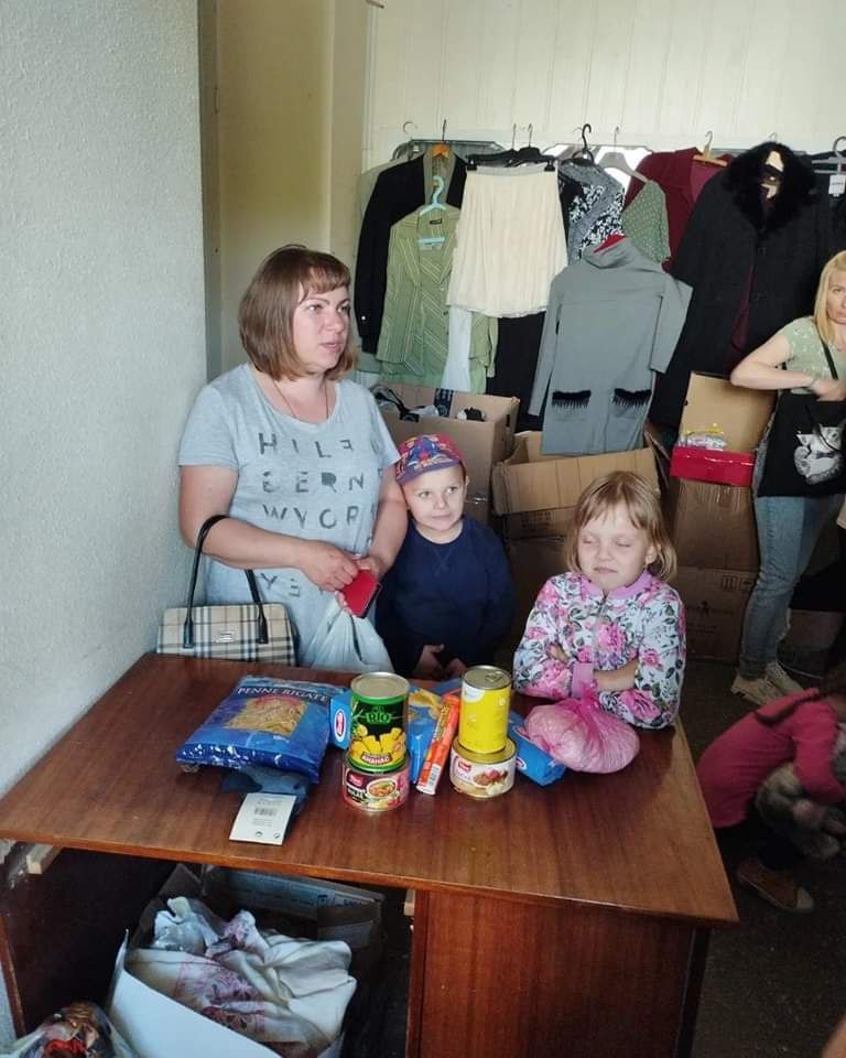 支援物資を受けたウクライナの女性と子ども
